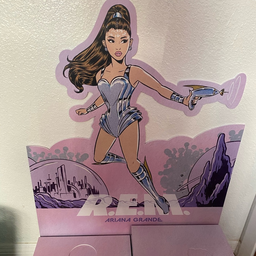 ARIANA GRANDE REM FRAGRANCE DISPLAY